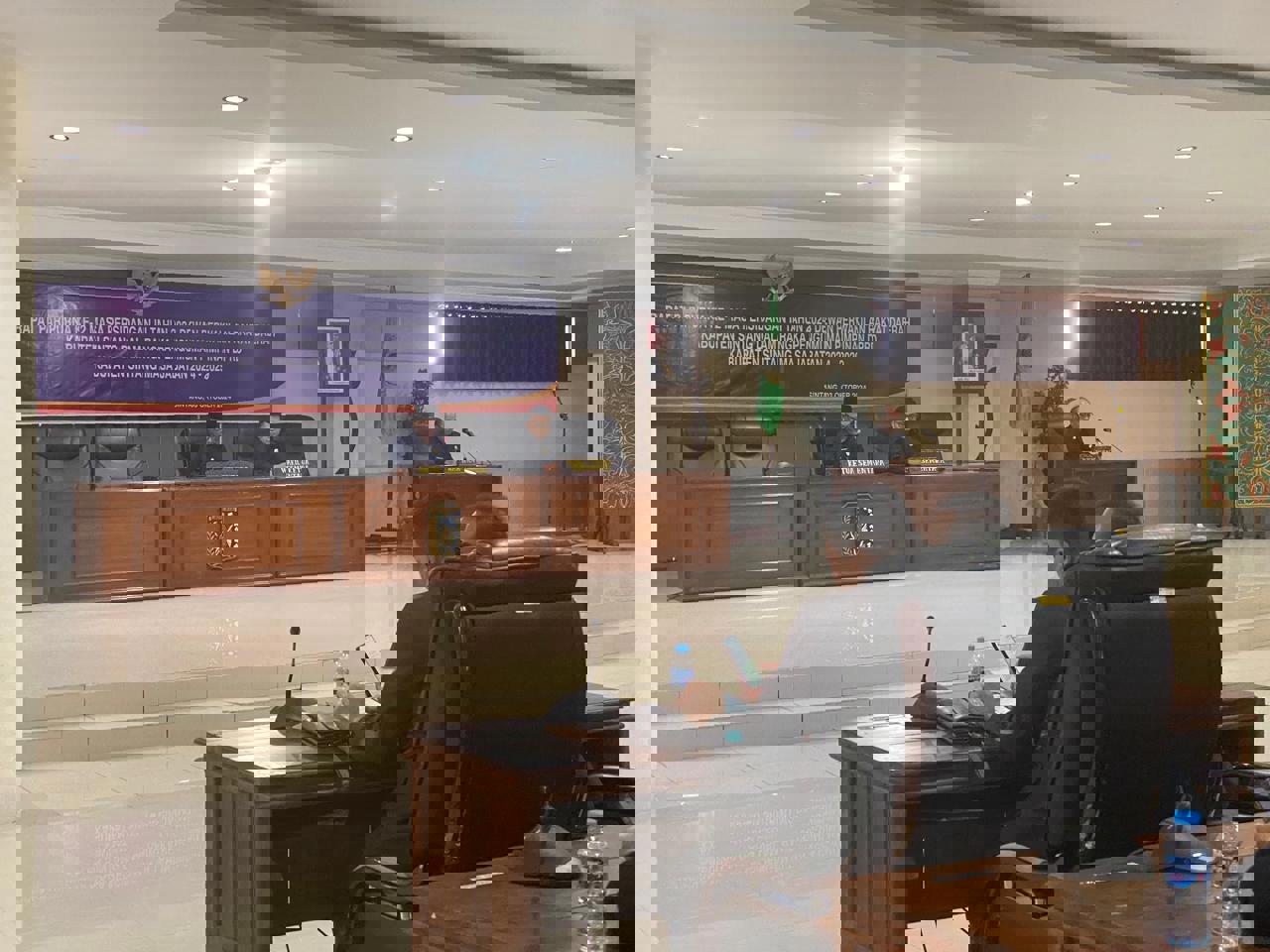 Dewan Perwakilan Rakyat Daerah (DPRD) Kabupaten Sintang, Kalimantan Barat menggelar rapat paripurna ke-1 masa persidangan III tahun 2024, dengan agenda pengumuman dan penetapan fraksi-fraksi DPRD, Kamis, 3 Oktober 2024. Rapat yang digelar di ruang paripurna kantor DPRD Sintang itu dipimpin langsung oleh Ketua DPRD Sementara, Indra Subekti didampingi oleh Wakil Ketua, Yohanes Rumpak.