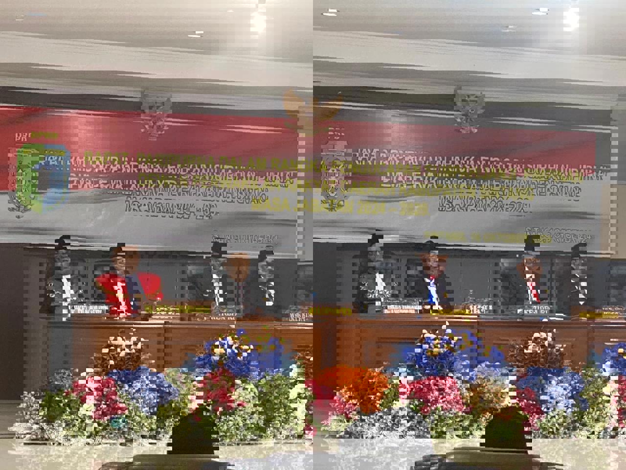 Ketua DPRD Kabupaten Sintang, Indra Subekti memimpin rapat paripurna