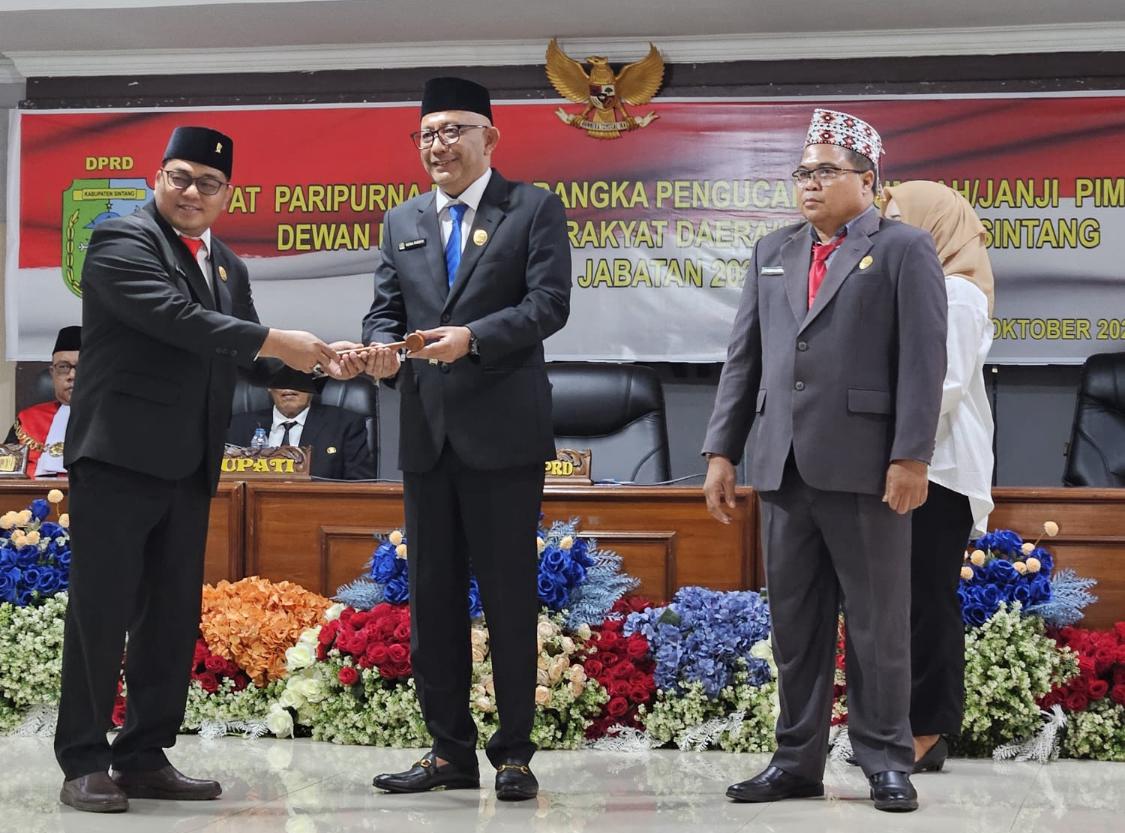 Dewan Perwakilan Rakyat Daerah (DPRD) Kabupaten Sintang, Kalimantan Barat menggelar Rapat Paripuna Dalam rangka Pengucapan Sumpah dan Janji Pimpinan DPRD Kabupaten Sintang masa jabatan 2024-2029. Rapat paripurna digelar di Aula kantor DPRD Sintang, di Jalan M.Saad, Kelurahan Tanjung Puri, Kecamatan Sintang.