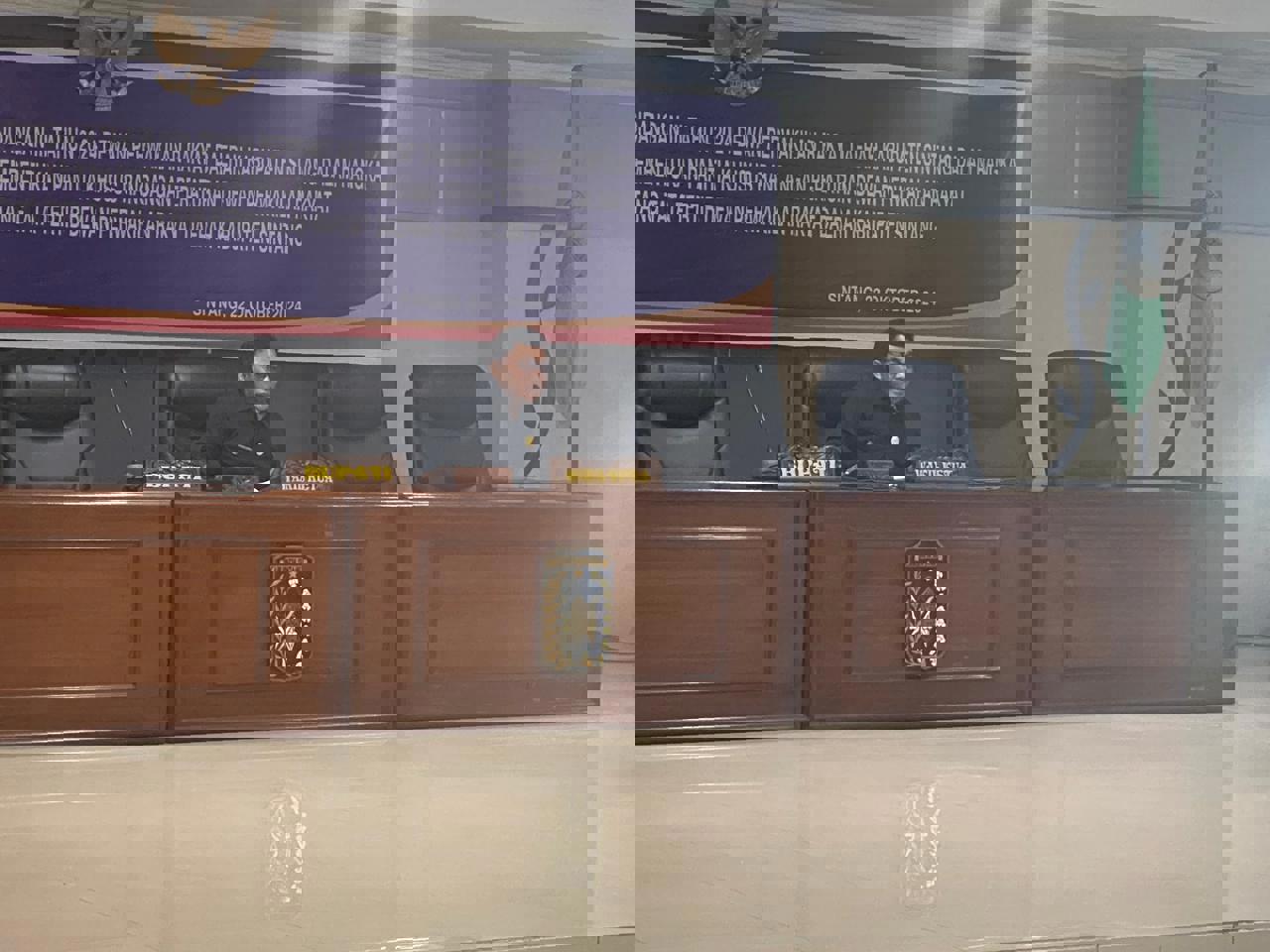 Dewan Perwakilan Rakyat Daerah (DPRD) Kabupaten Sintang, Kalimantan Barat menggelar rapat paripurna tentang penyampaian pembentukan panitia khusus rancangan peraturan DPRD Sintang tentang tata tertib DPRD Kabupaten Sintang, 22 Oktober 2024. Rapat paripurna dipimpin langsung oleh Wakil Ketua DPRD Sintang, Yohanes Rumpak.