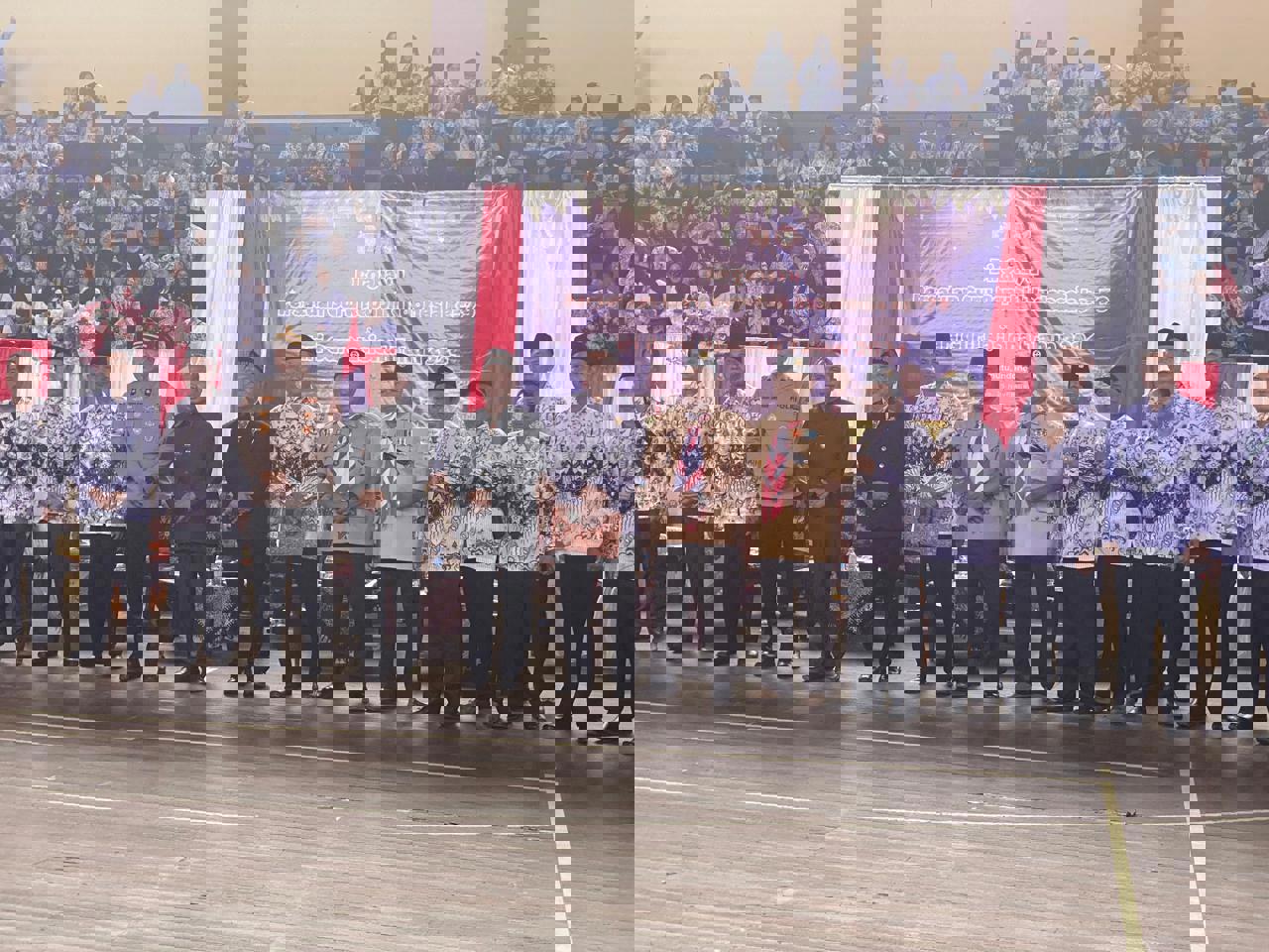 Anggota  Dewan Perwakilan Rakyat Daerah (DPRD) Kabupaten Sintang, Kalimantan Barat, Senen Maryono turut menghadiri upacara peringatan Hari Ulang Tahun (HUT) Persatuan Guru Republik Indonesia (PGRI) ke-79dan Hari Guru Nasional (HGN) ke-XXXI tingkat kabupaten Sintang tahun 2024 yang dilaksanakan di Gedung Indor Apang Semangai, Senin 25 November 2024 pagi.