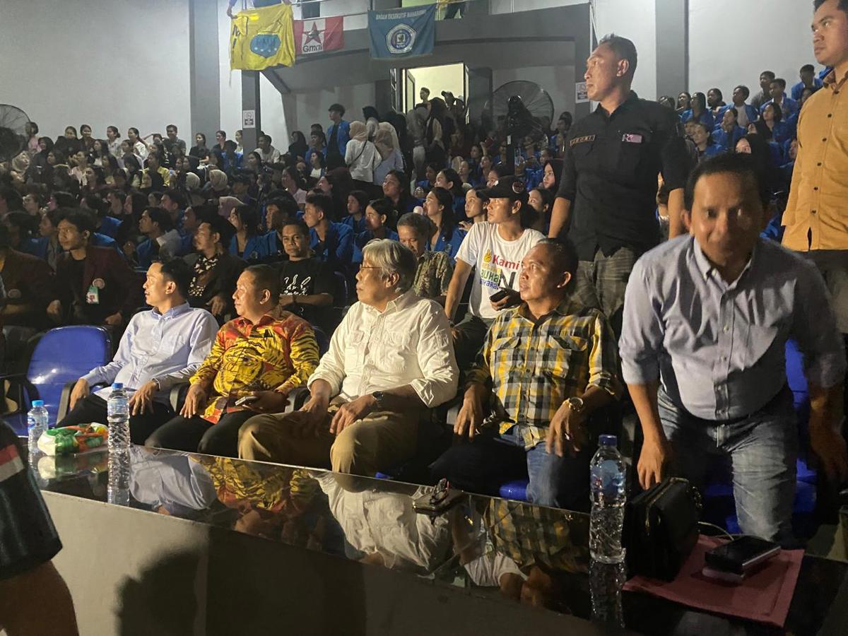 Anggota Dewan Perwakilan Rakyat Daerah (DPRD) Kabupaten Sintang, Nekodimus menyaksikan langsung kegiatan kegiatan Rembuk Pemuda bersama seluruh pasangan calon bupati dan wakil bupati Sintang di Gedung Seni, Komplek Stadion Baning, Senin 28 Oktober 2024 malam.