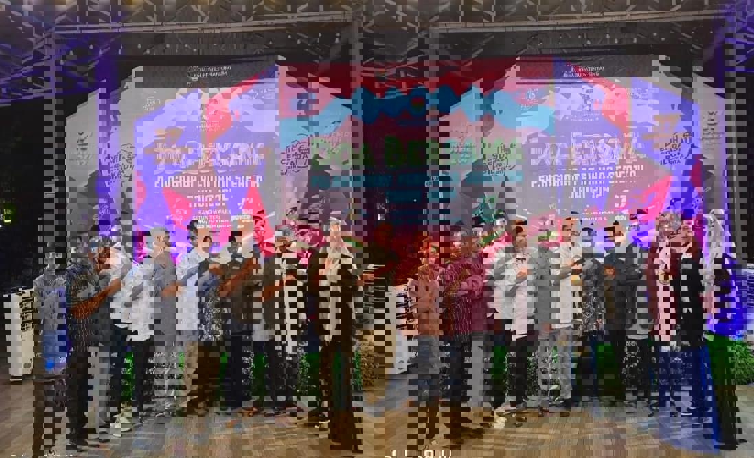 Wakil Ketua Dewan Perwakilan Rakyat Daerah (DPRD) Kabupaten Sintang, Kalimantan Barat, Yohanes Rumpak menghadiri turut menghadiri kegiatan Doa Bersama Untuk Pelaksanaan Pemilihan Serentak Tahun 2024 di Aula Serantung Waterpark pada Senin, 25 November 2024 malam. Kegiatan yang digelar oleh Komisi Pemilihan Umum (KPU) Kabupaten Sintang ini menghadirkan 6 rohaniwan dari 6 agama. Keenam rohaniwan secara bergiliran memimpin doa agar Pilkada Kabupaten Sintang berjalan lancar, aman, dan damai.